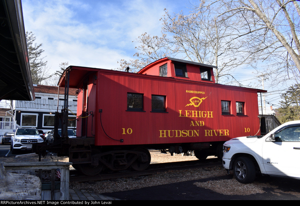 Lehigh & Hudson River Caboose # 10 on display at Sugar Loaf Station 